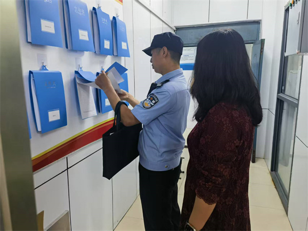 图为郭文瑞警官检查学校食堂安全.jpg