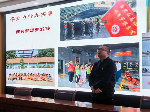 图为综治办苗畬主任正在进行宣讲.jpg 图为综治办苗畬主任正在进行宣讲.jpg