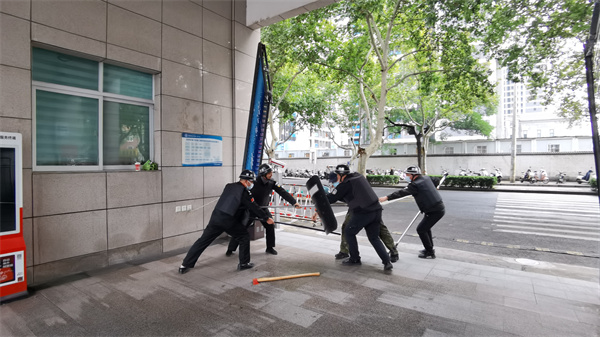 图为防暴恐演练进行中.jpg 图为防暴恐演练进行中.jpg