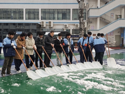 以雪为令显担当 党员先锋暖校园——郑州市电子信息工程学校全力应对2026年初雪保障师生安全