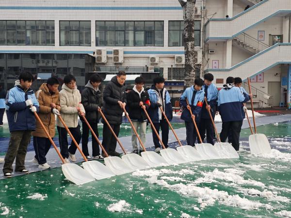 党员干部与老师及值周学生一起清理积雪.jpg 党员干部与老师及值周学生一起清理积雪.jpg