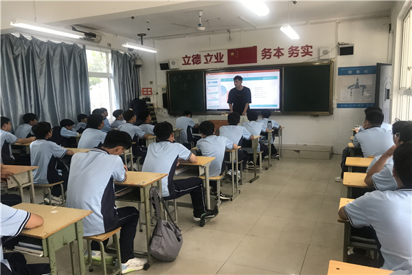 新学期伊始   校领导聚焦一线把脉课堂 ——郑州市电子信息工程学校开展“开学第一课”听课活动